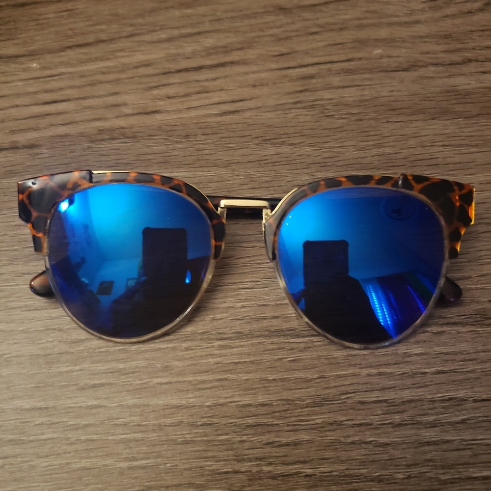 Mirrored sunglasses 🕶 brown trim